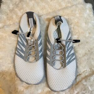 Women's water Shoes in White and Gray size 8 by SEEKWAY